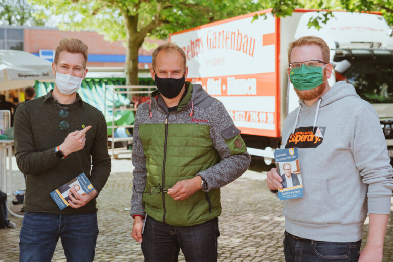 Trefft den Bürgermeister Kandidaten auf dem Täbyplatz