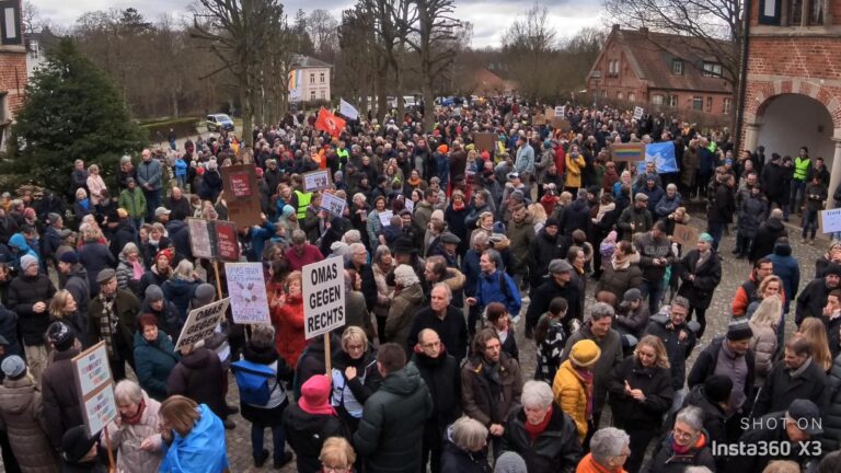 Große Beteiligung bei Demo gegen Rechtsextremismus in Reinbek